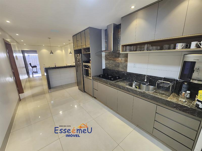 Bonita casa possui 254 metros quadrados com 3 quartos, uma suíte St. Santos Dumont - Goiânia - GO