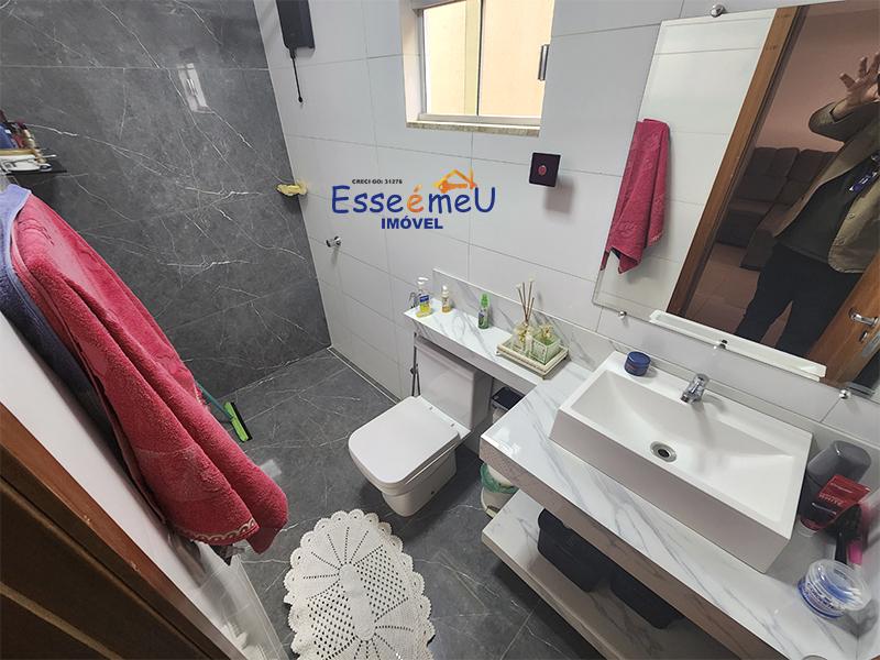 Bonita casa possui 254 metros quadrados com 3 quartos, uma suíte St. Santos Dumont - Goiânia - GO