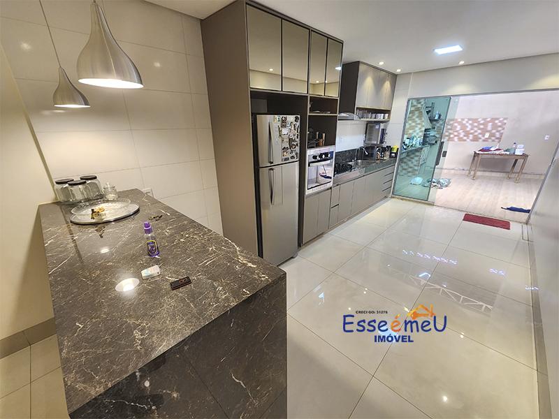 Bonita casa possui 254 metros quadrados com 3 quartos, uma suíte St. Santos Dumont - Goiânia - GO