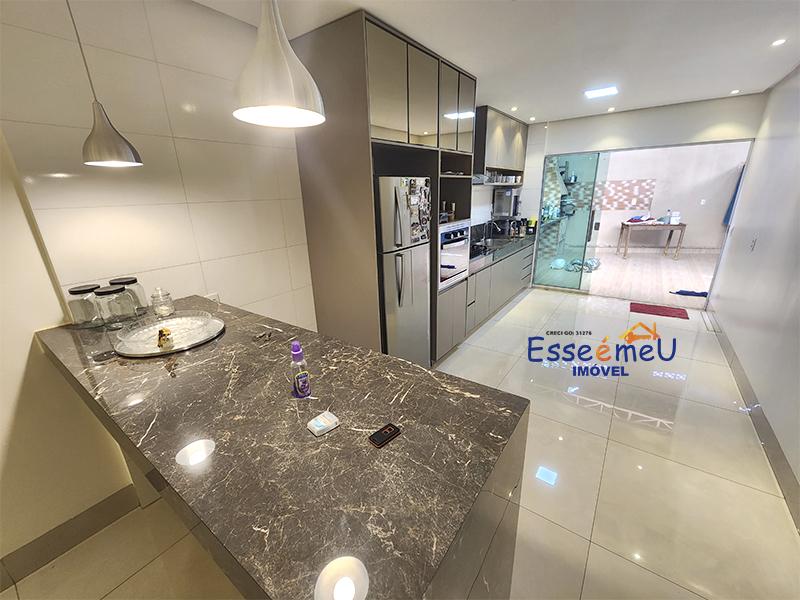 Bonita casa possui 254 metros quadrados com 3 quartos, uma suíte St. Santos Dumont - Goiânia - GO