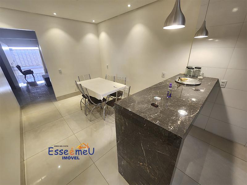 Bonita casa possui 254 metros quadrados com 3 quartos, uma suíte St. Santos Dumont - Goiânia - GO