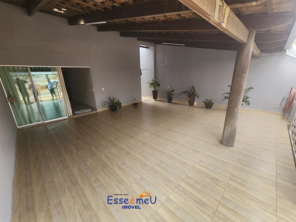 Bonita casa possui 254 metros quadrados com 3 quartos, uma suíte St. Santos Dumont - Goiânia - GO