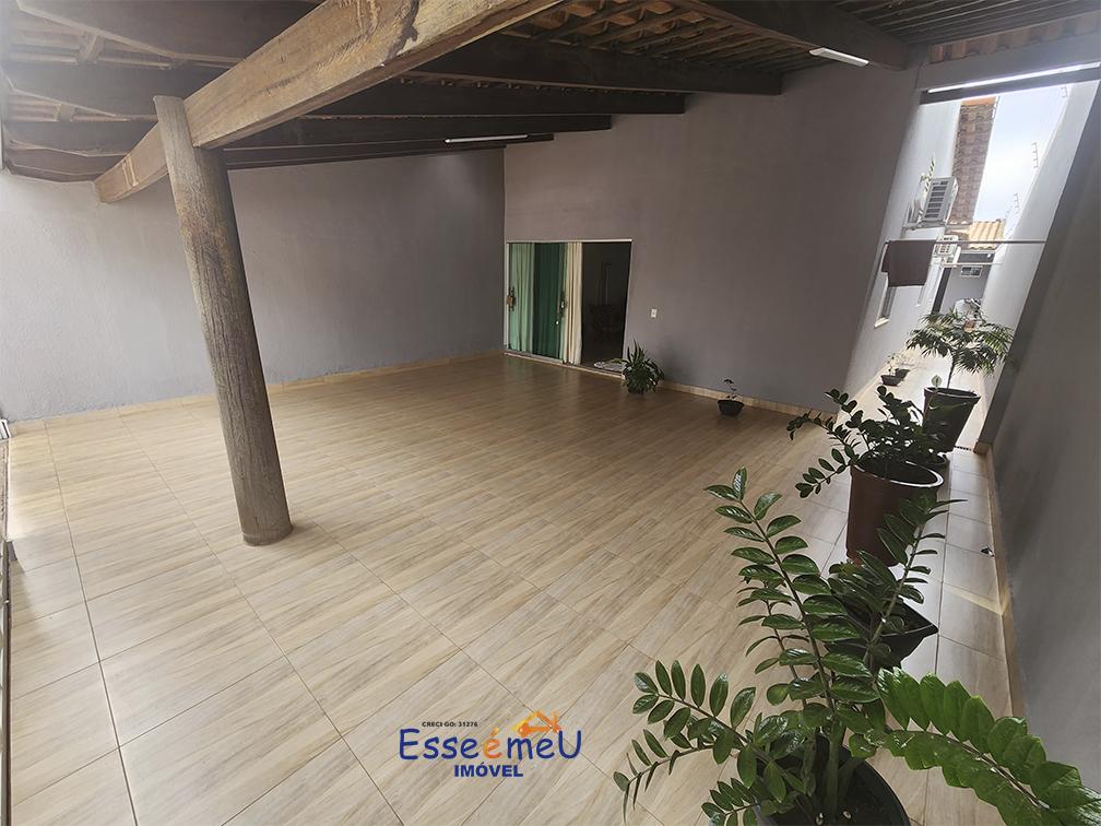 Bonita casa possui 254 metros quadrados com 3 quartos, uma suíte St. Santos Dumont - Goiânia - GO