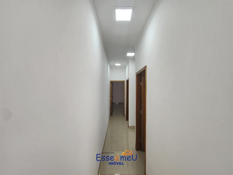 Linda casa pé direito duplo, 3 quartos com suíte em Residencial Petrópolis - Goiânia - GO