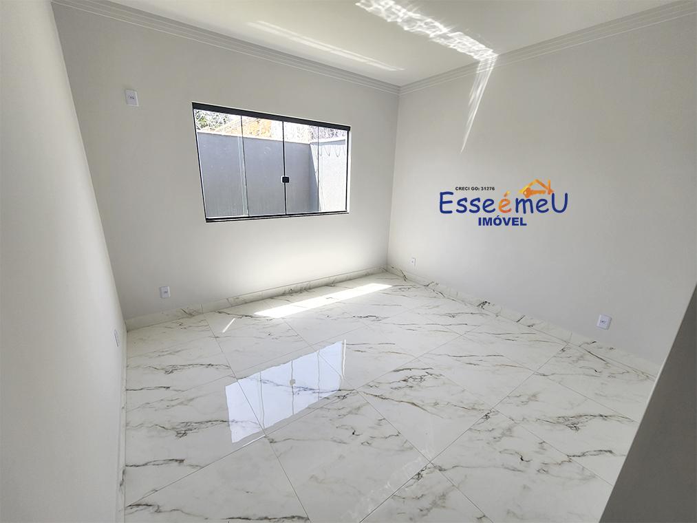 Linda casa Setor Jardim Clarissa pé direito duplo, 2 quartos, uma suíte e quintal grande