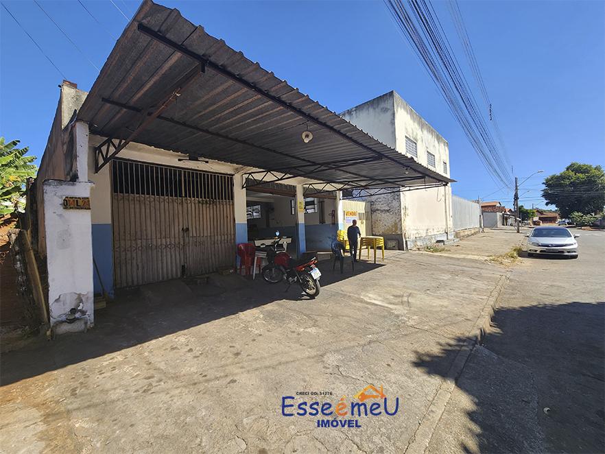 Lote com 3 imóveis, renda de 2 mil por mês