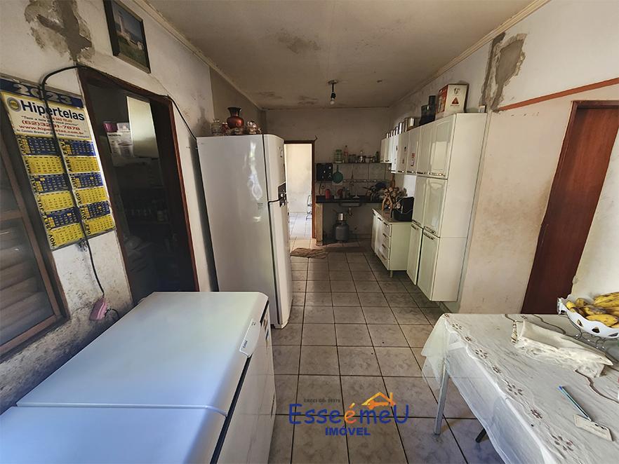 Lote com 3 imóveis, renda de 2 mil por mês