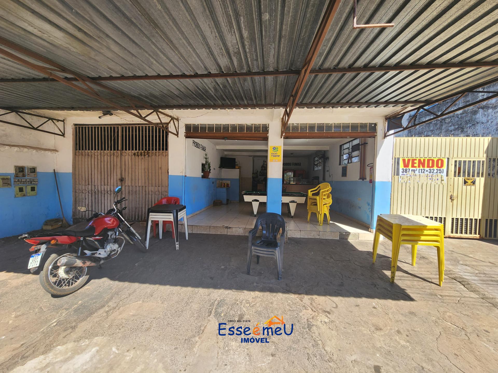 Lote com 3 imóveis, renda de 2 mil por mês