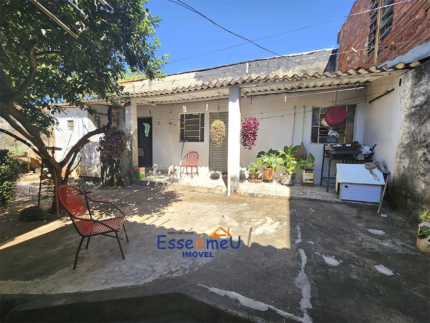 Lote com 3 imóveis, renda de 2 mil por mês