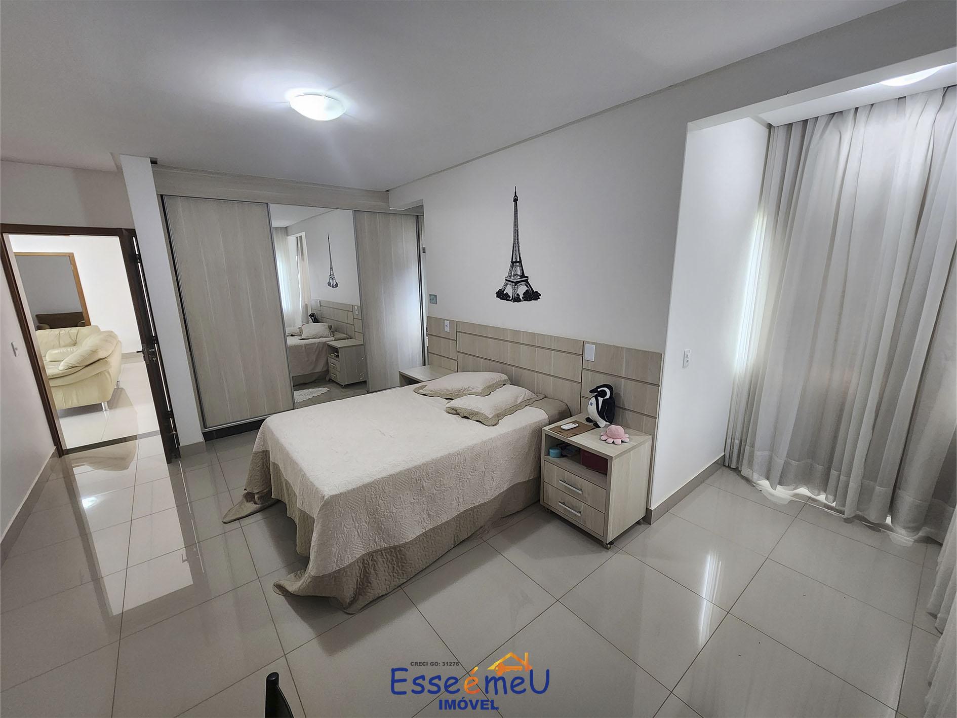 Sobrado de esquina Condomínio Jardins Madri, 655 m2 de lote, 425 de construção, 4 suítes e piscina.