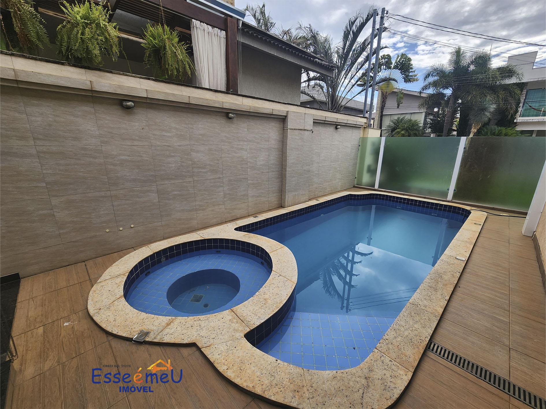 Sobrado de esquina Condomínio Jardins Madri, 655 m2 de lote, 425 de construção, 4 suítes e piscina.