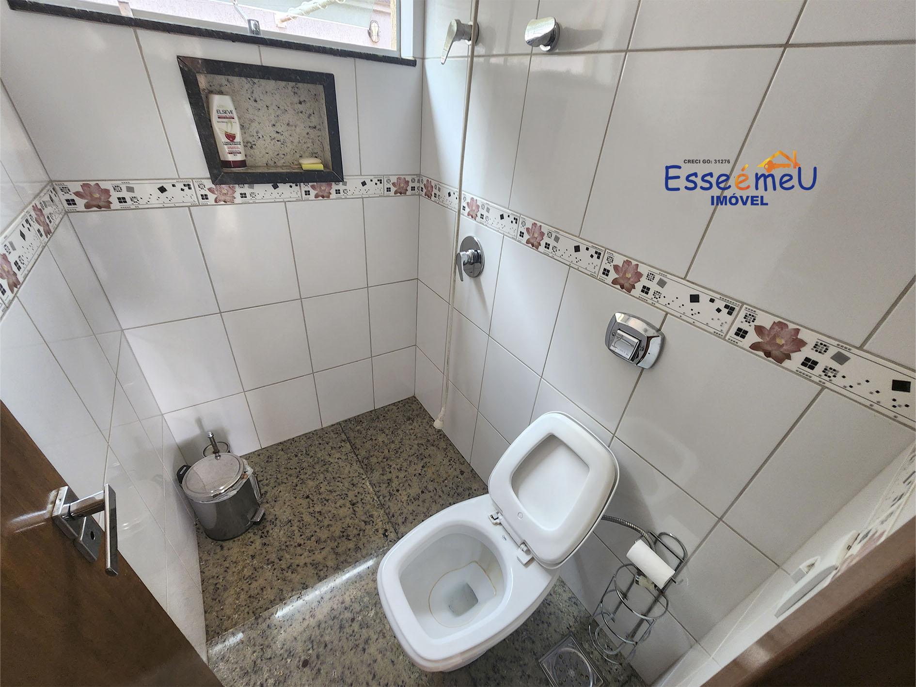 Sobrado de esquina Condomínio Jardins Madri, 655 m2 de lote, 425 de construção, 4 suítes e piscina.