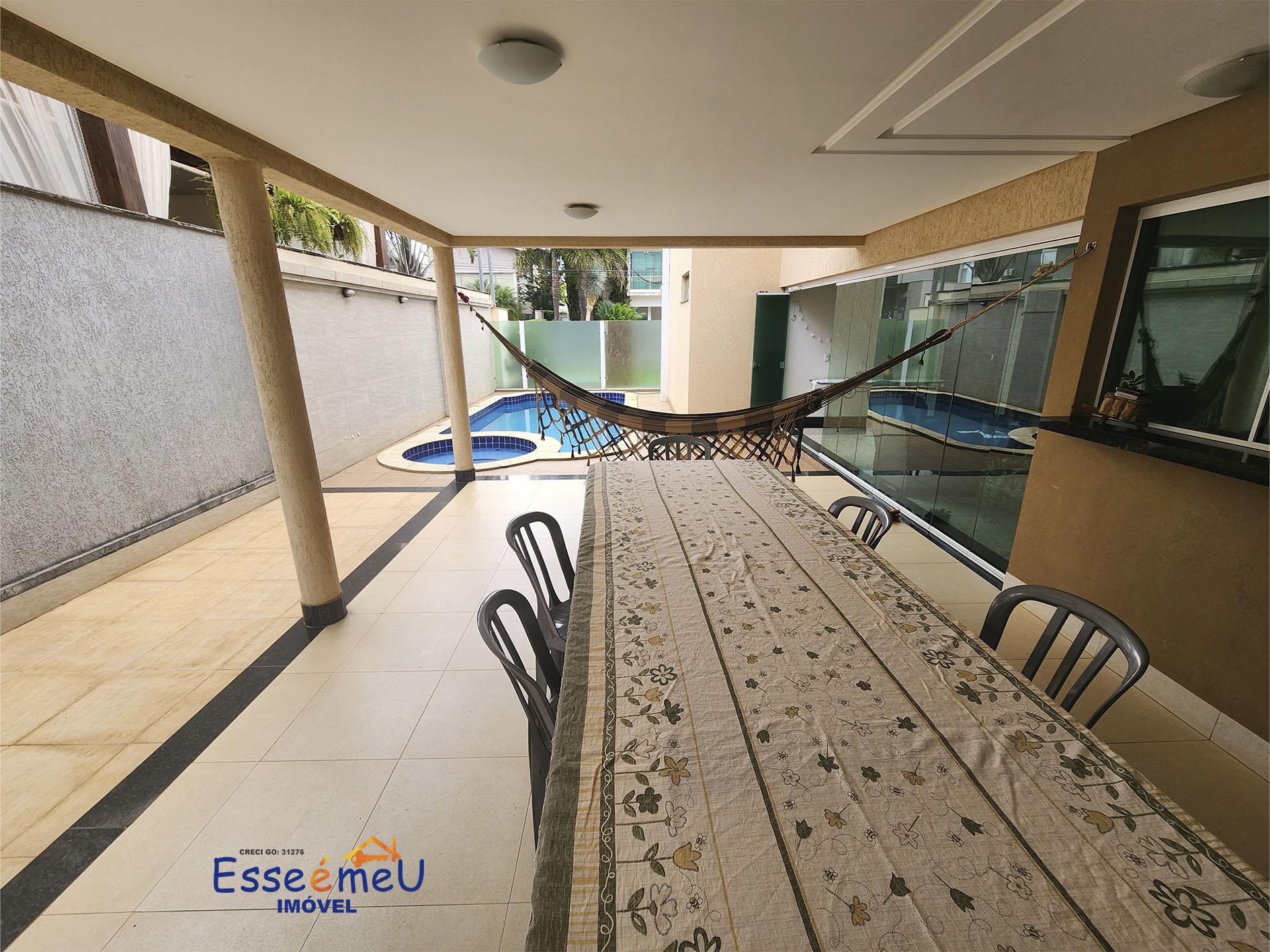 Sobrado de esquina Condomínio Jardins Madri, 655 m2 de lote, 425 de construção, 4 suítes e piscina.
