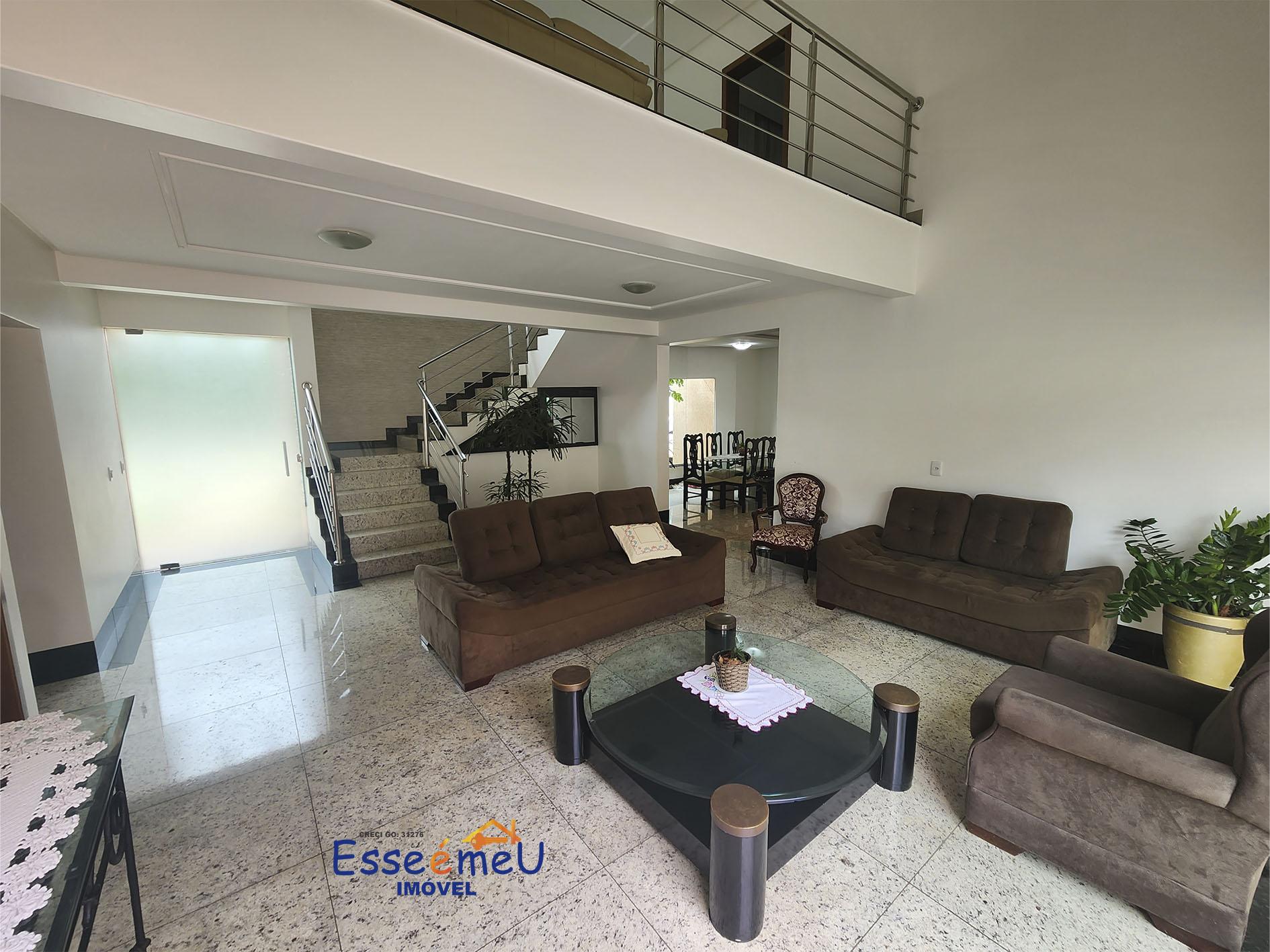 Sobrado de esquina Condomínio Jardins Madri, 655 m2 de lote, 425 de construção, 4 suítes e piscina.