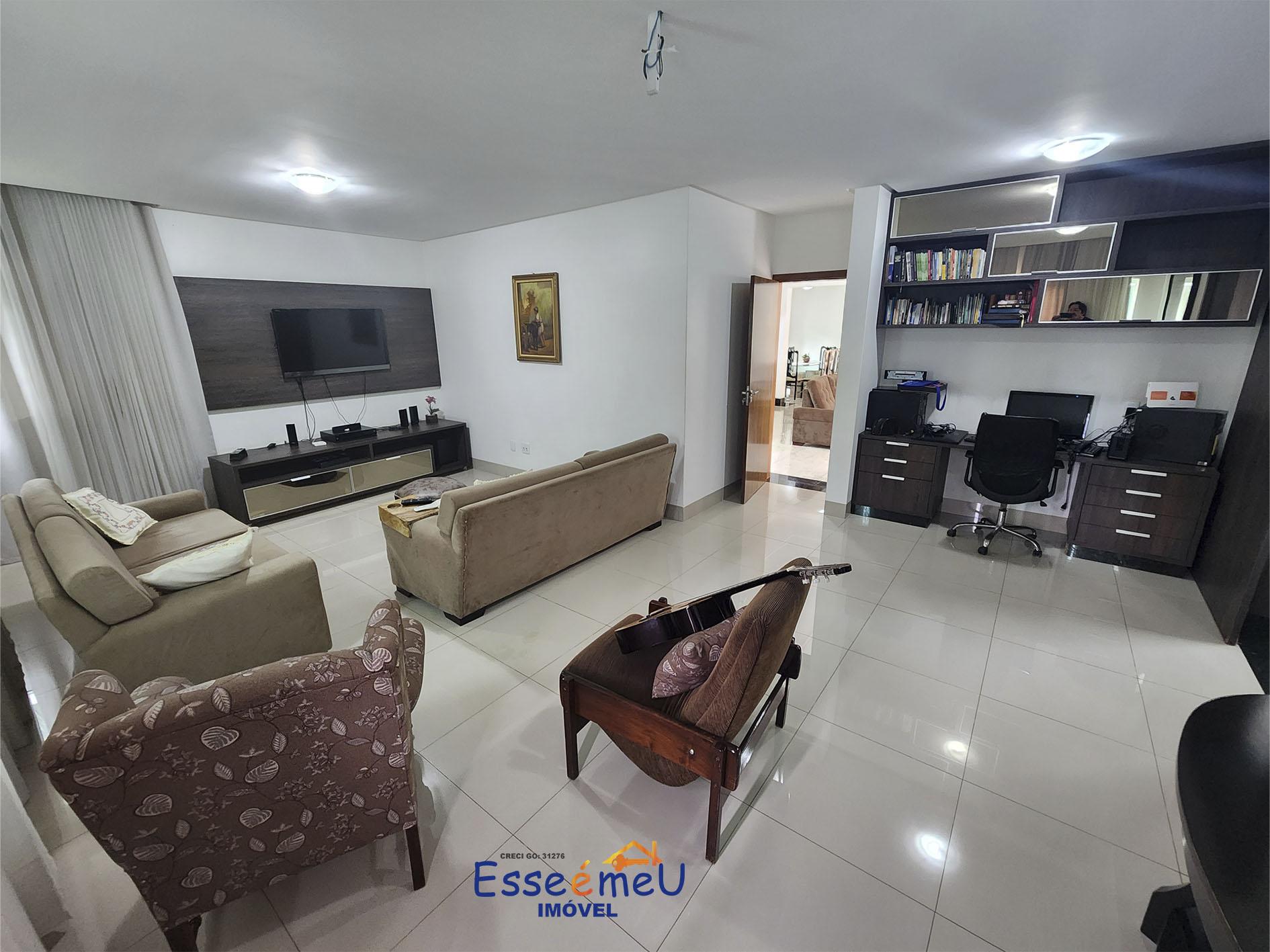 Sobrado de esquina Condomínio Jardins Madri, 655 m2 de lote, 425 de construção, 4 suítes e piscina.