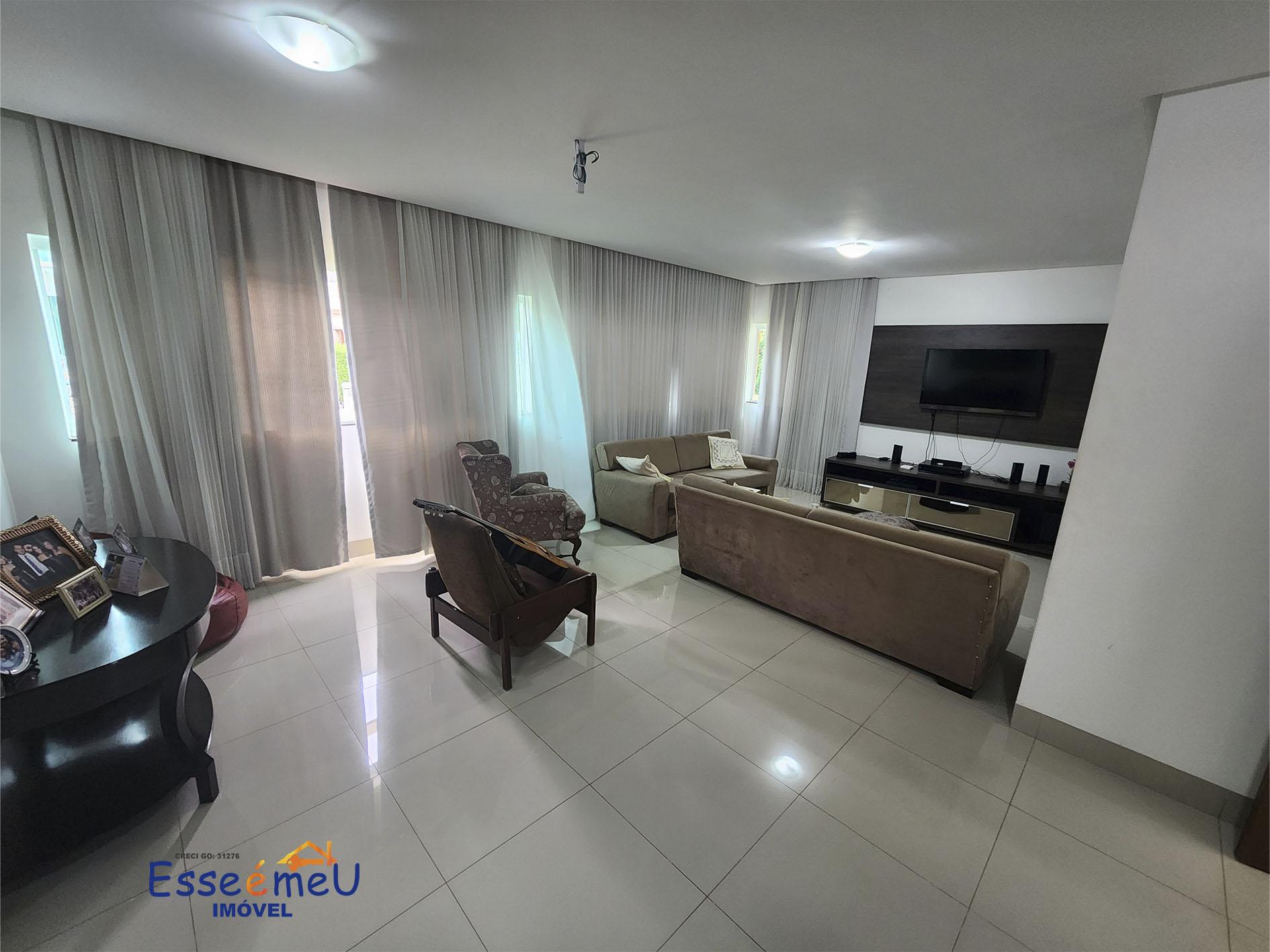 Sobrado de esquina Condomínio Jardins Madri, 655 m2 de lote, 425 de construção, 4 suítes e piscina.