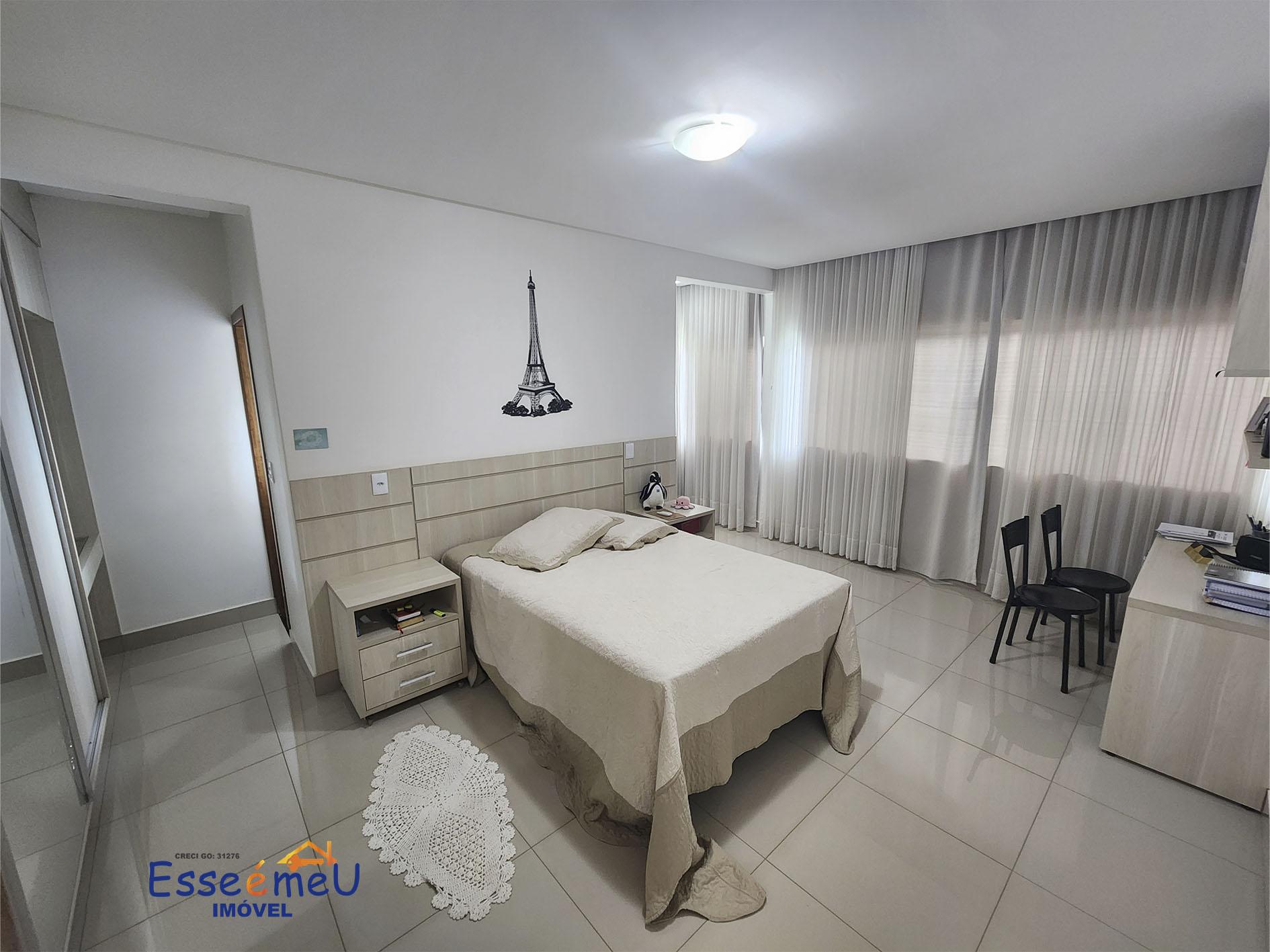 Sobrado de esquina Condomínio Jardins Madri, 655 m2 de lote, 425 de construção, 4 suítes e piscina.