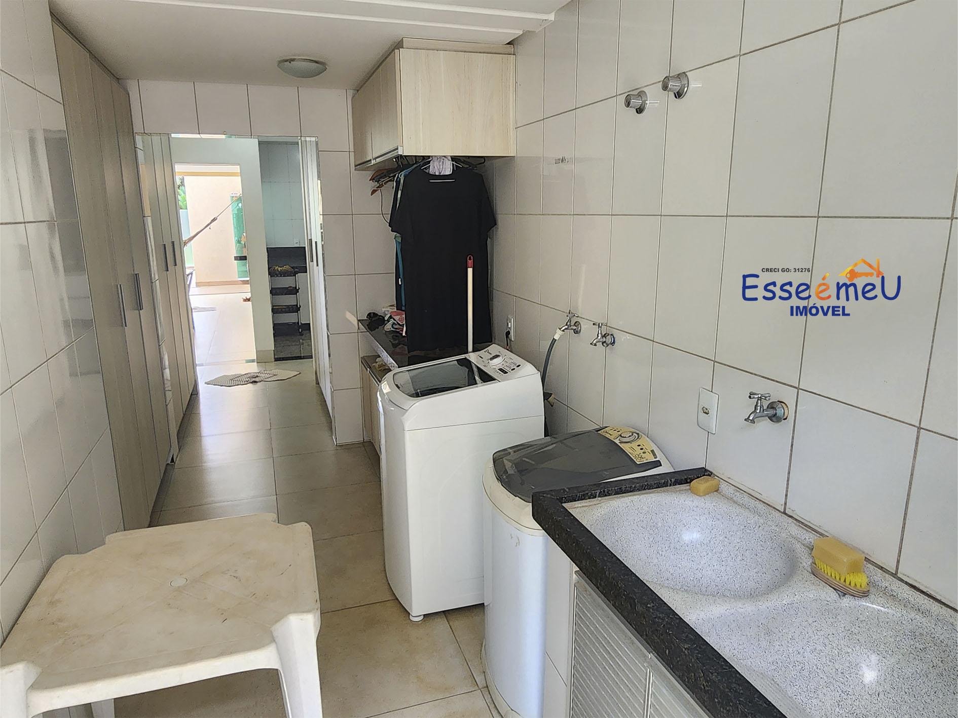 Sobrado de esquina Condomínio Jardins Madri, 655 m2 de lote, 425 de construção, 4 suítes e piscina.