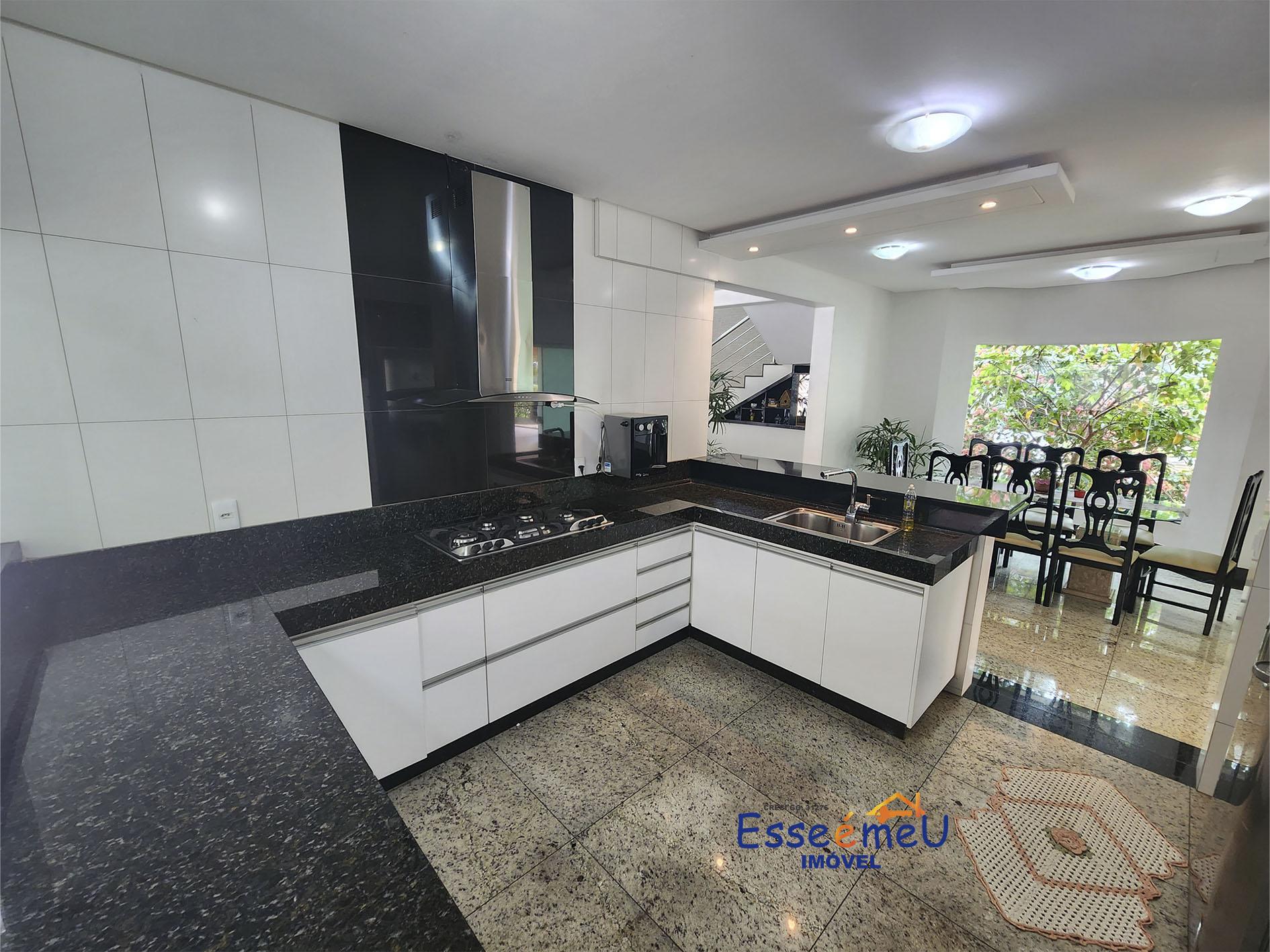 Sobrado de esquina Condomínio Jardins Madri, 655 m2 de lote, 425 de construção, 4 suítes e piscina.