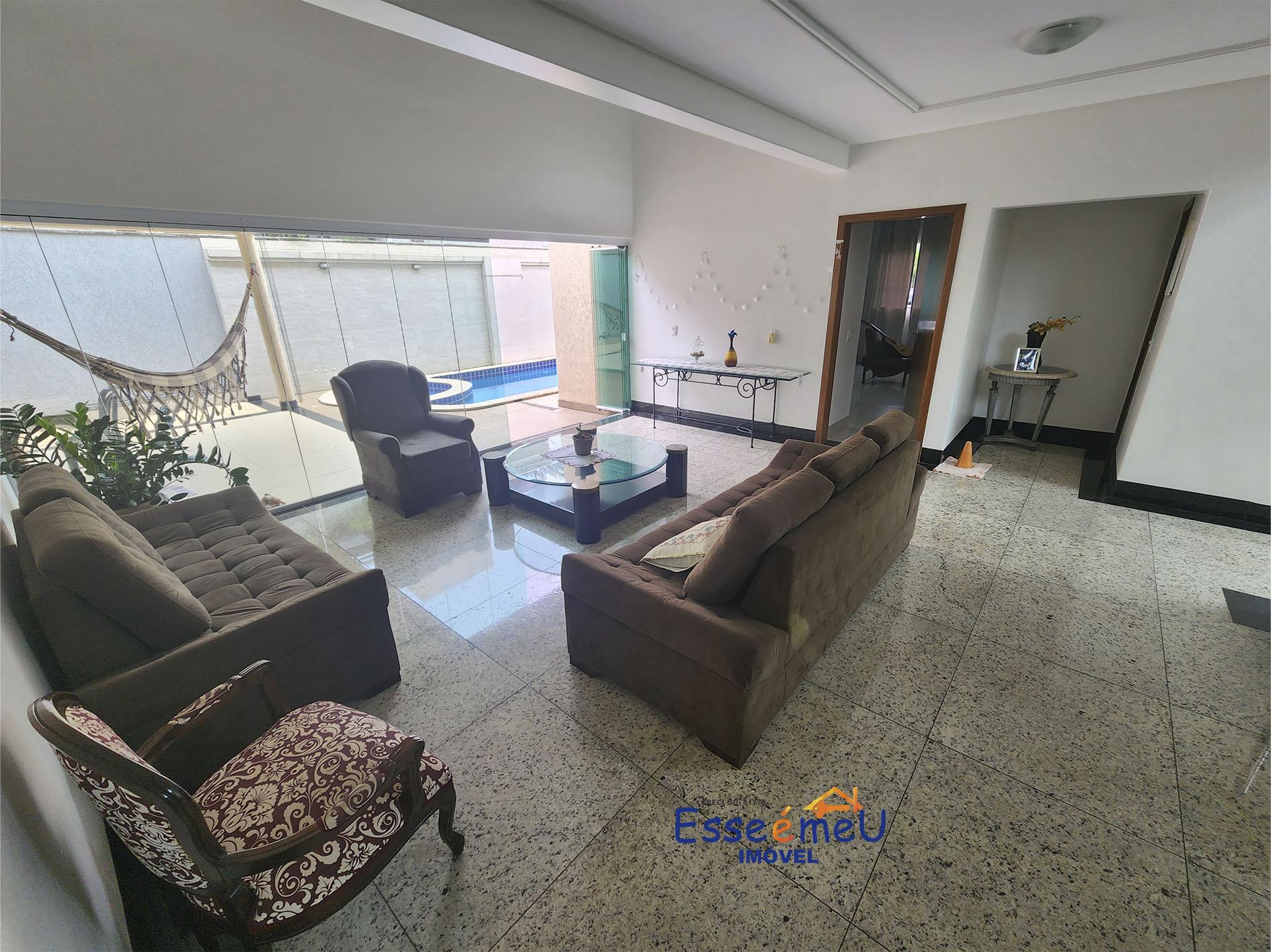 Sobrado de esquina Condomínio Jardins Madri, 655 m2 de lote, 425 de construção, 4 suítes e piscina.