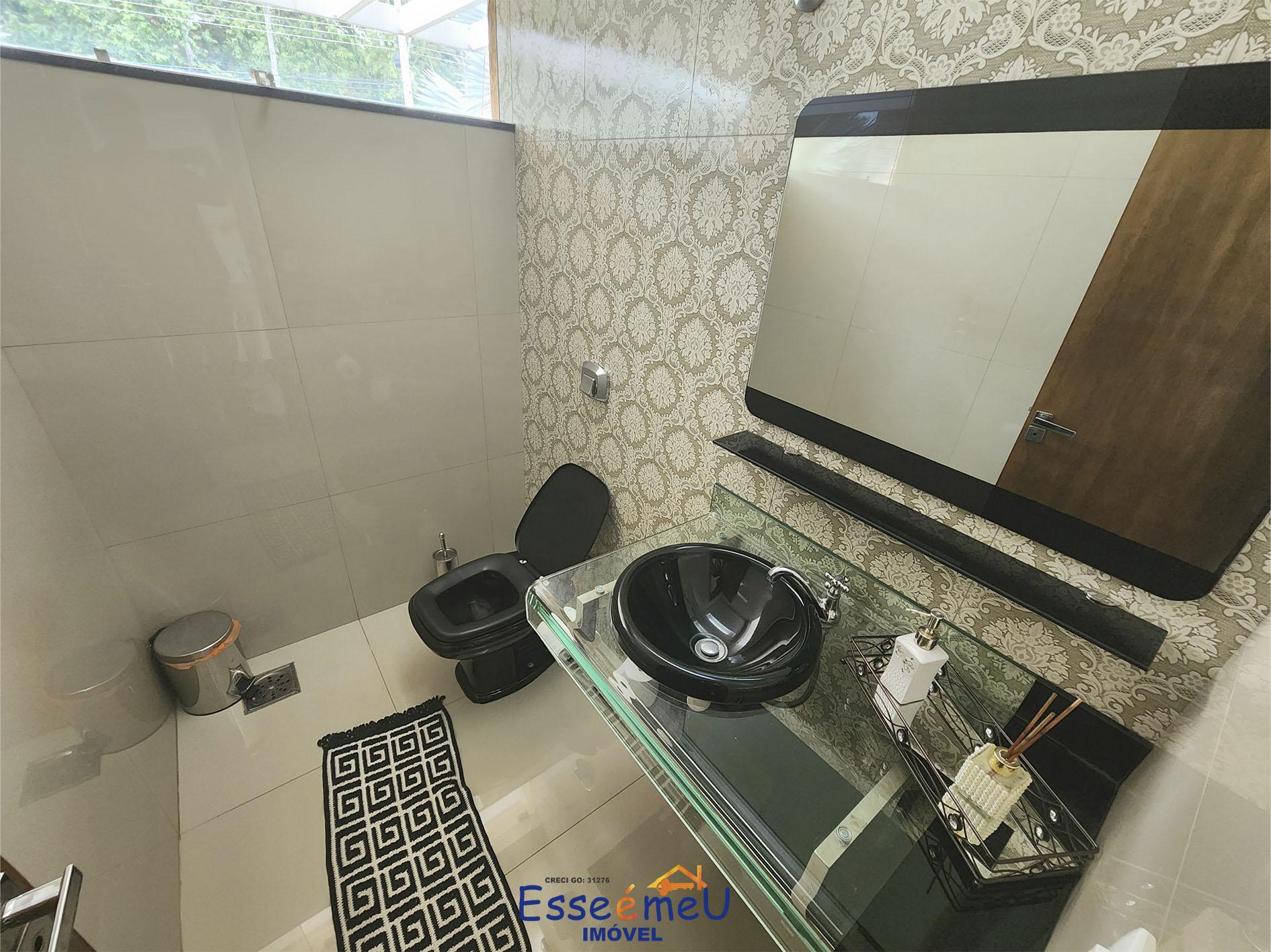 Sobrado de esquina Condomínio Jardins Madri, 655 m2 de lote, 425 de construção, 4 suítes e piscina.